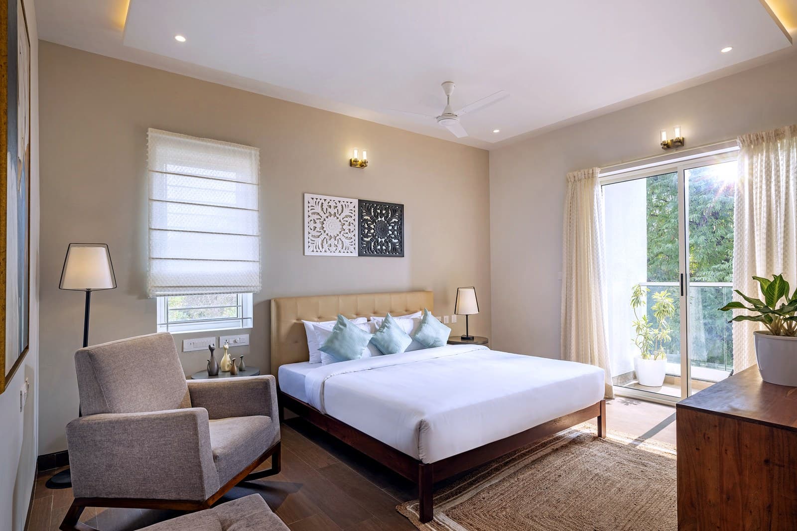 A calm, light-filled interior by Karyae